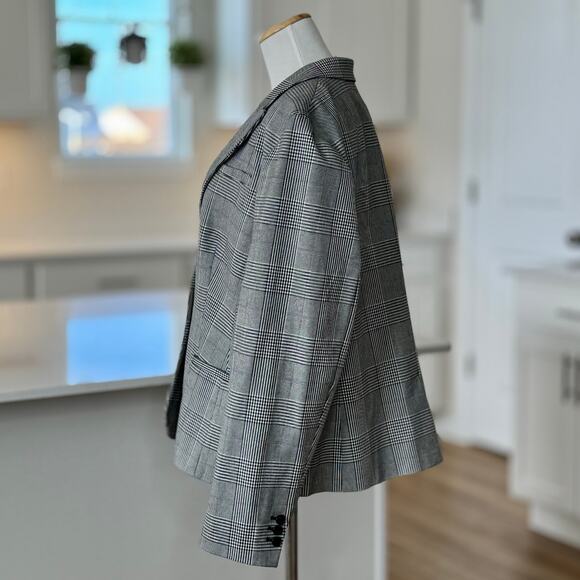 Banana Republic | Gray Plaid Classic Fit Blazer - Picture 2 of 6